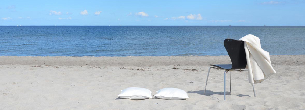 Stuhl + Kissen am Strand